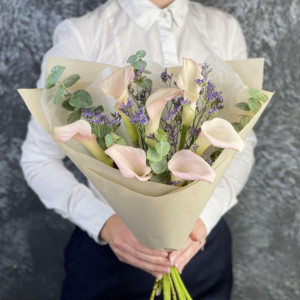 7 нежных калл со статицей и эвкалиптом
