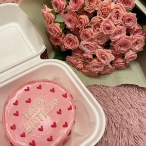 Букет 19 кустовых роз в крафте и бенто-торт